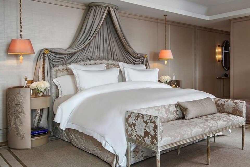 Foto colorida. Quarto com cama de casal
