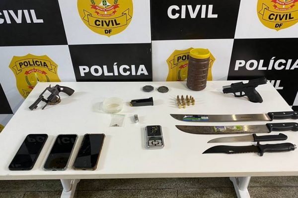 Armas de fogo, brancas, celulares e droga são expostas na delegacia da PCDF após apreensão com quadrilha de tráfico de drogas - Metrópoles