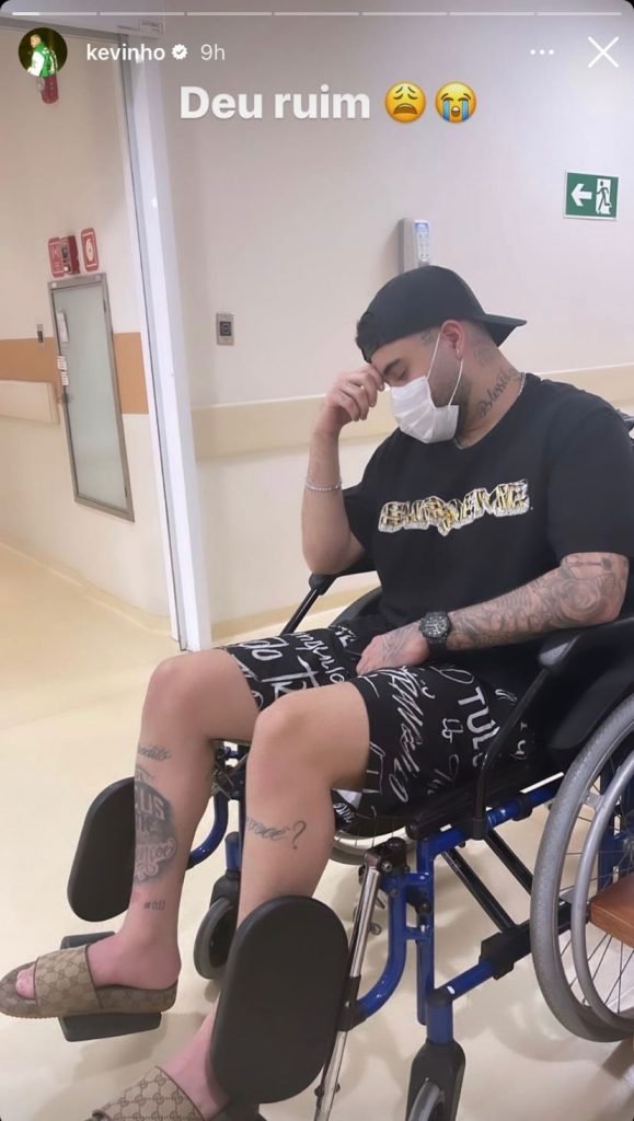 Cantor Kevinho posta nos stories sua ida ao hospital após ter lesionado o tornozelo jogando futebol - Metrópoles