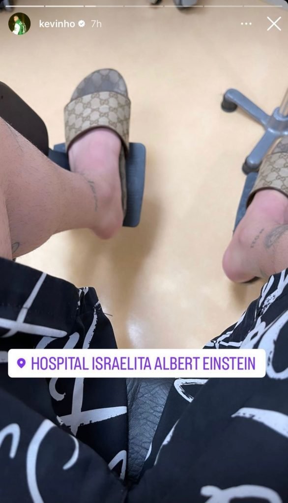 Cantor Kevinho posta nos stories sua ida ao hospital após ter lesionado o tornozelo jogando futebol - Metrópoles