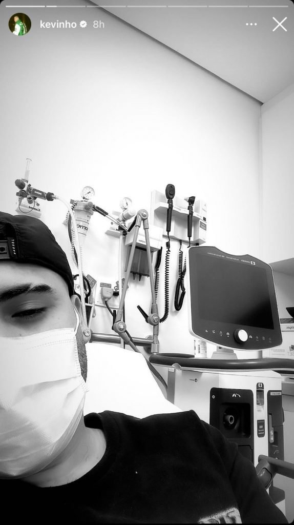Cantor Kevinho posta nos stories sua ida ao hospital após ter lesionado o tornozelo jogando futebol - Metrópoles