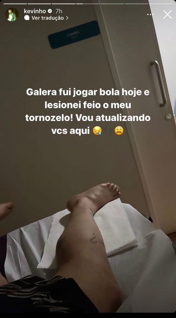 Cantor Kevinho posta nos stories sua ida ao hospital após ter lesionado o tornozelo jogando futebol - Metrópoles