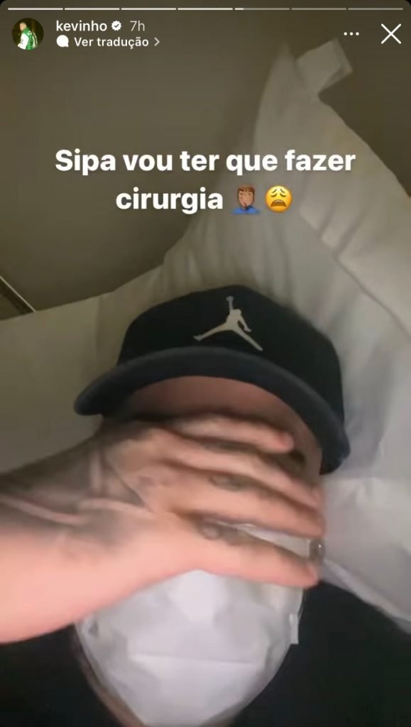 Cantor Kevinho posta nos stories sua ida ao hospital após ter lesionado o tornozelo jogando futebol - Metrópoles
