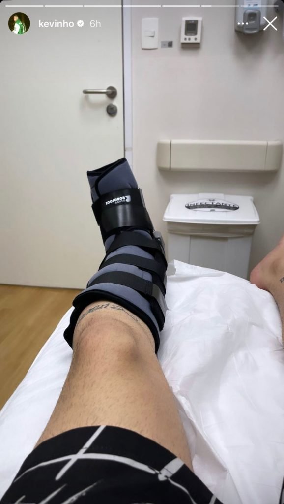 Cantor Kevinho posta nos stories sua ida ao hospital após ter lesionado o tornozelo jogando futebol - Metrópoles