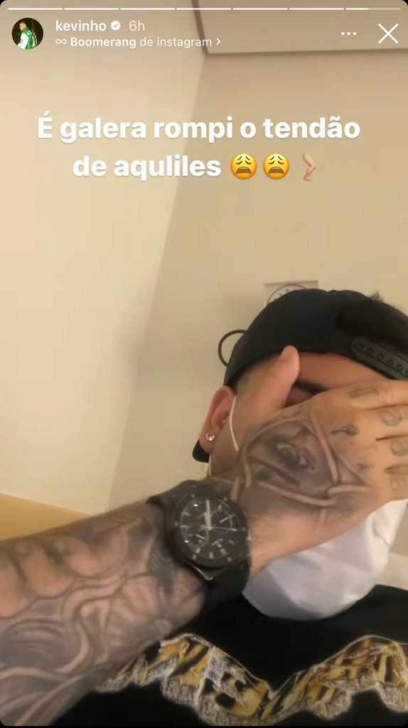 Cantor Kevinho posta nos stories sua ida ao hospital após ter lesionado o tornozelo jogando futebol - Metrópoles