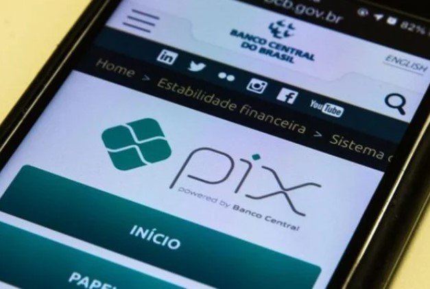 Celular com aplicativo do Pix aberto - Metrópoles