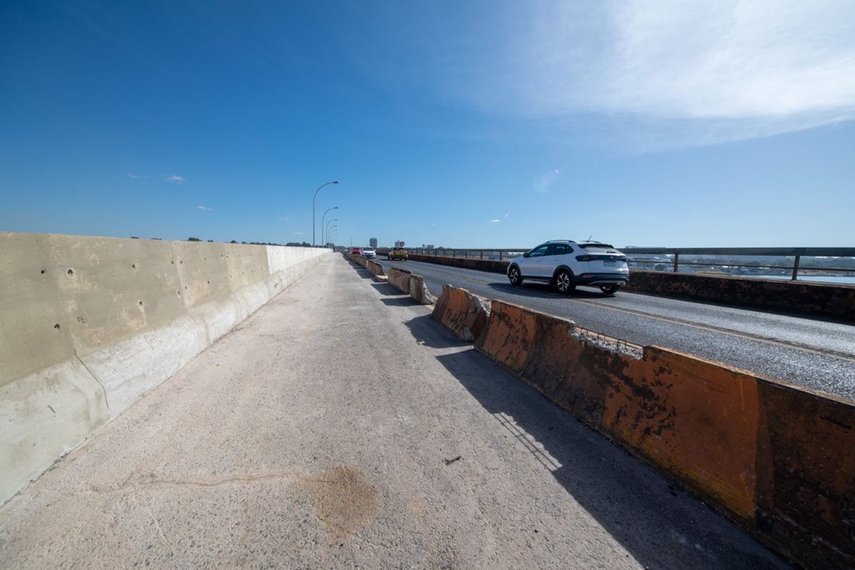 Foto da passarela ao lado da ponte Costa e Silva