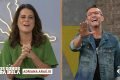 Neto brinca com Adriana Araújo no programa Os Donos da Bola