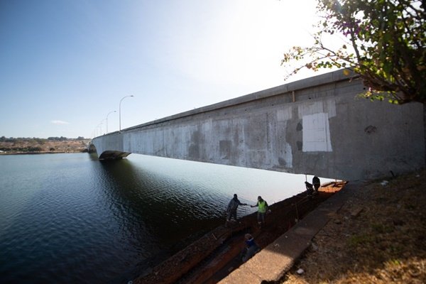 Foto de uma ponte sob o Lago