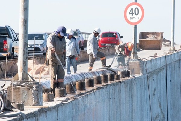 Fotos de homens na beira da ponte