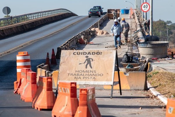 Foto de parte da pista interditada com cones e uma placa de