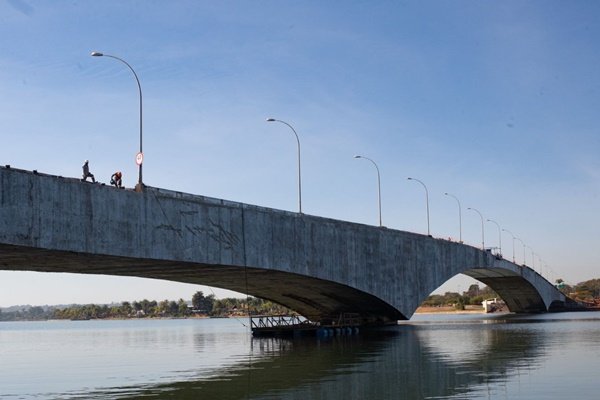 Foto do perfil de uma ponte sob o lago