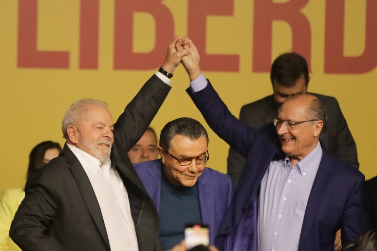 Na foto Lula a, presidente nacional do PSB, Carlos Siqueira e o candidato a vice-presidente Geraldo Alckmin com as mãos para cima durante convenção