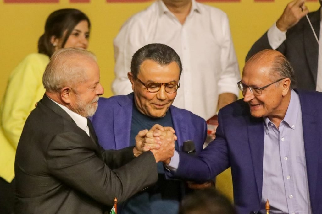 Na foto Lula a, presidente nacional do PSB, Carlos Siqueira e o candidato a vice-presidente Geraldo Alckmin com as mãos dadas durante convenção