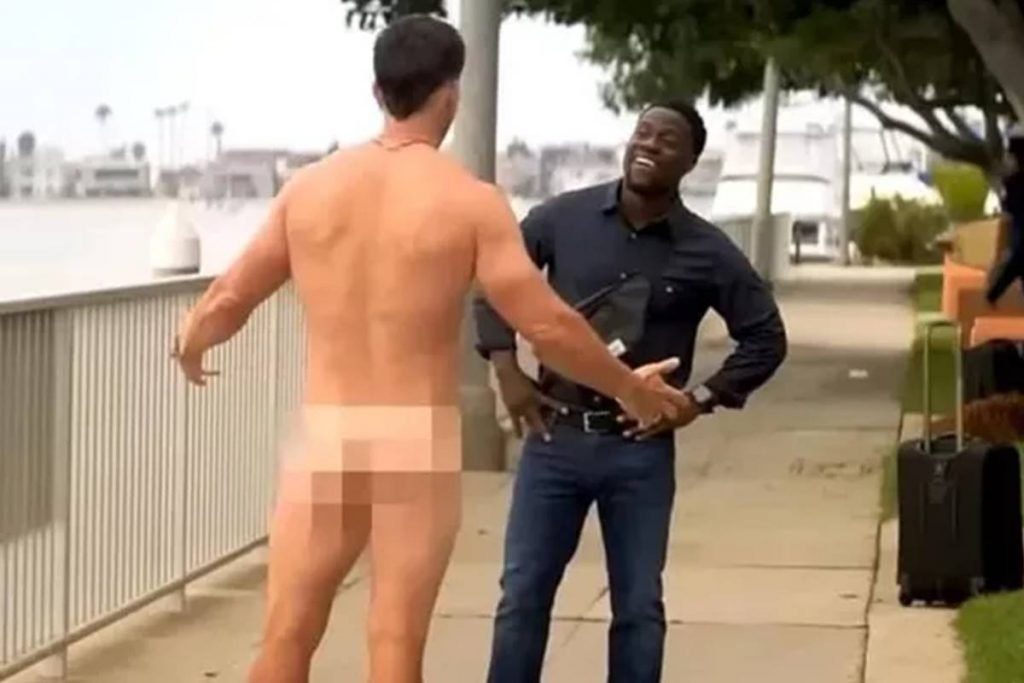 Foto colorida de um homem nu e outro vestido-Metrópoles