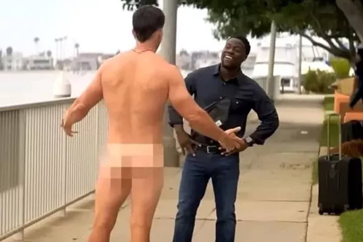 Foto colorida de um homem nu e outro vestido-Metrópoles