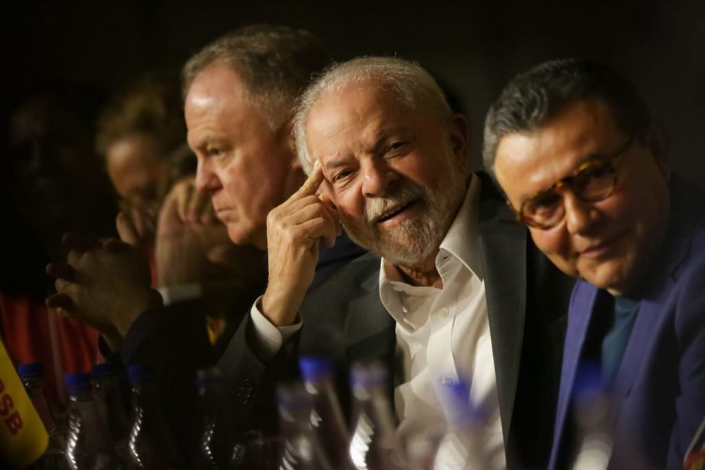 Na foto Lula a, presidente nacional do PSB, Carlos Siqueira e o candidato a vice-presidente Geraldo Alckmin com as mãos dadas durante convenção