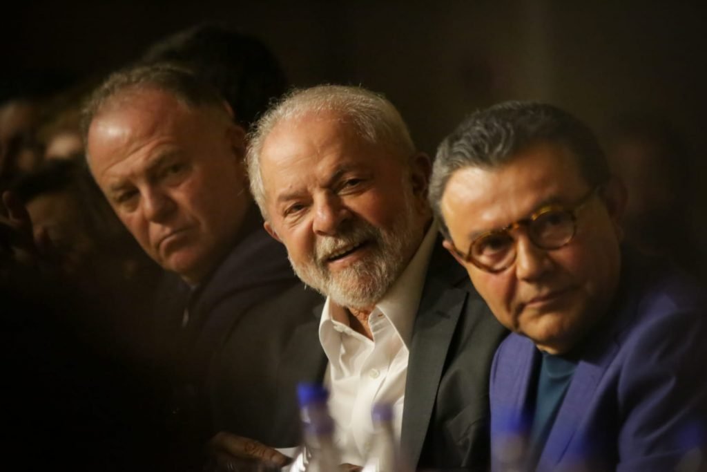 Na foto Lula a, presidente nacional do PSB, Carlos Siqueira e o candidato a vice-presidente Geraldo Alckmin com as mãos dadas durante convenção