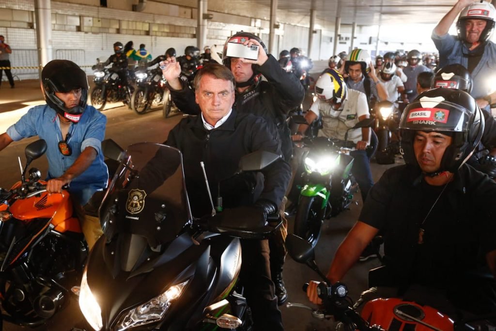 Em ato de apoio ao ex-lider do governo na Câmara dos Deputados, Major Vitor Hugo, presidente Jair Bolsonaro participa de motociata pela cidade de Goiânia (GO).