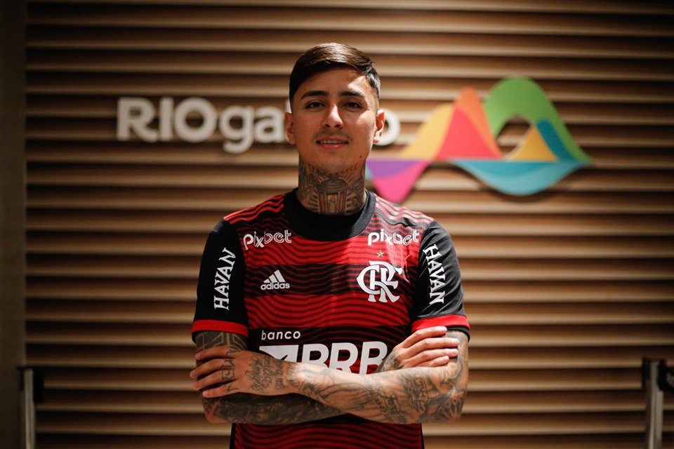 Flamengo anuncia a contratação do volante chileno Erick Pulgar