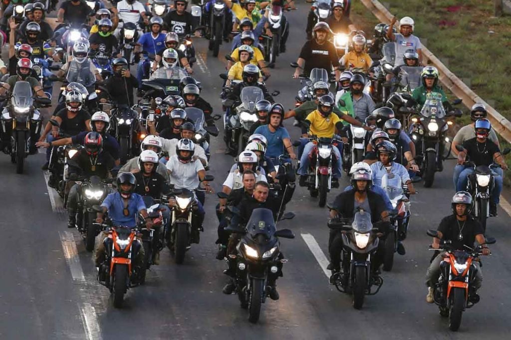 Em ato de apoio ao ex-lider do governo na Câmara dos Deputados, Major Vitor Hugo, presidente Jair Bolsonaro participa de motociata pela cidade de Goiânia 1