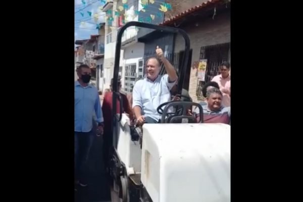 O governador do Maranhão, Carlos Brandão, pilota uma máquina niveladora de asfalto ao entregar ruas pavimentadas em São Luís