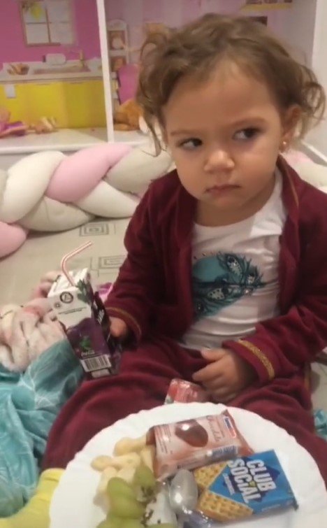 Menina acorda mal-humorada para comemorar aniversário e viraliza | Metrópoles Menina acorda mal-humorada para comemorar aniversário e viraliza | Metrópoles