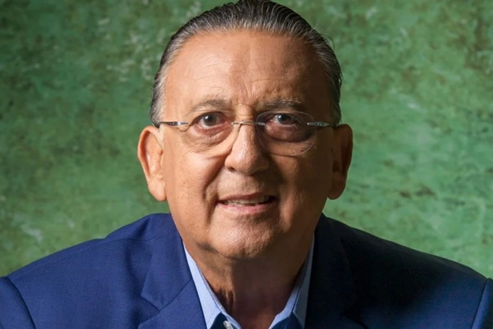 Colorful photo of Galvão Bueno