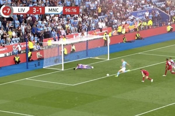Imagem colorida do jogo entre Liverpool e Manchester City