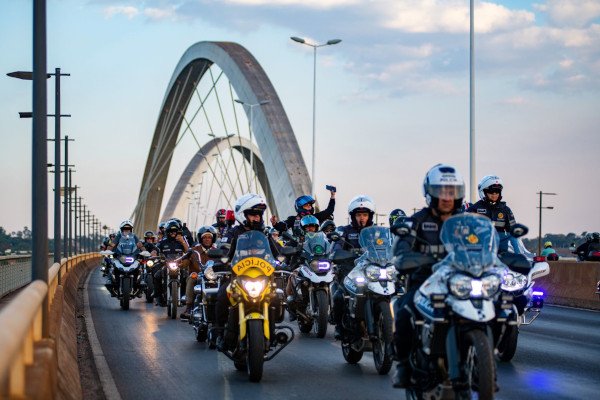 motos com arcos da Ponte JK ao fundo