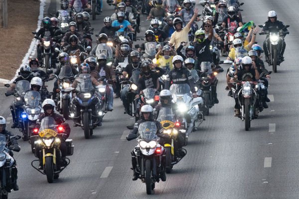 motos ocupam diversas faixas de uma via