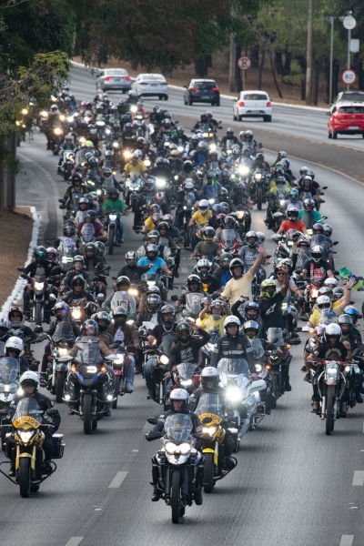 várias motos aglomeradas