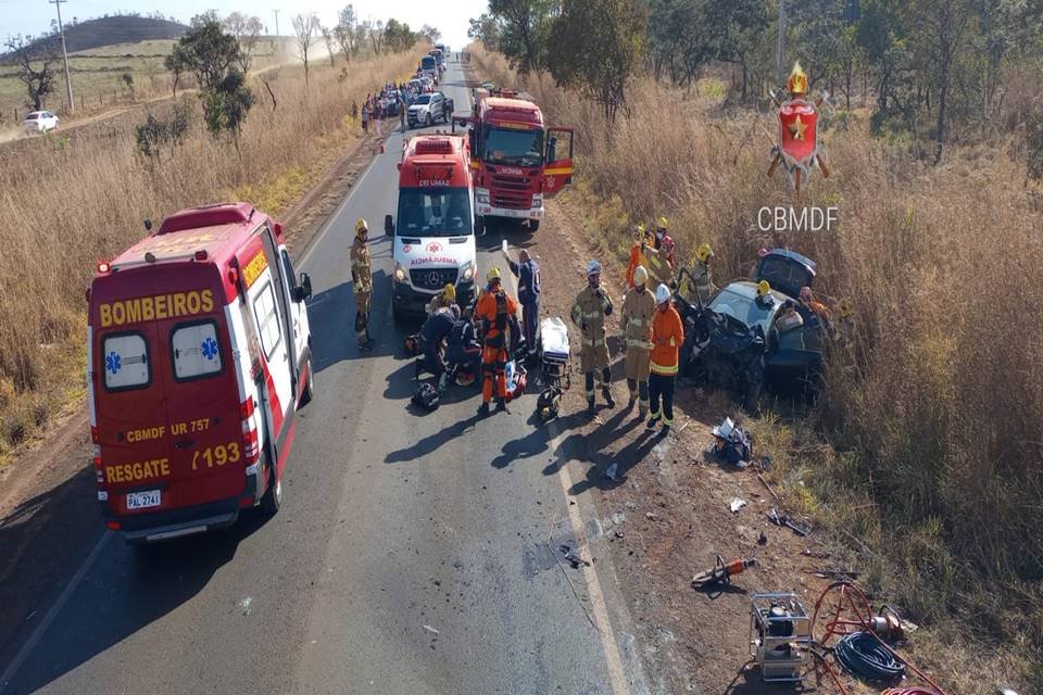 Colis O Frontal Na Df Deixa Tr S Pessoas Gravemente Feridas Metr Poles