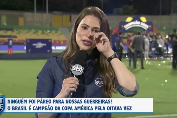 Repórter Fernanda Arantes chora ao vivo com título da seleção brasileira feminina na Copa América