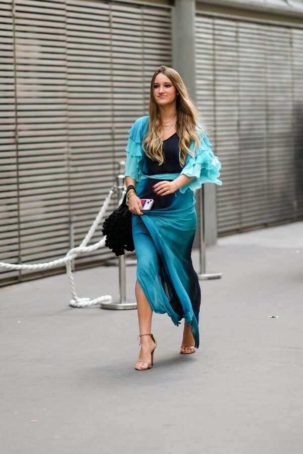 Mulher usando vestido azul 