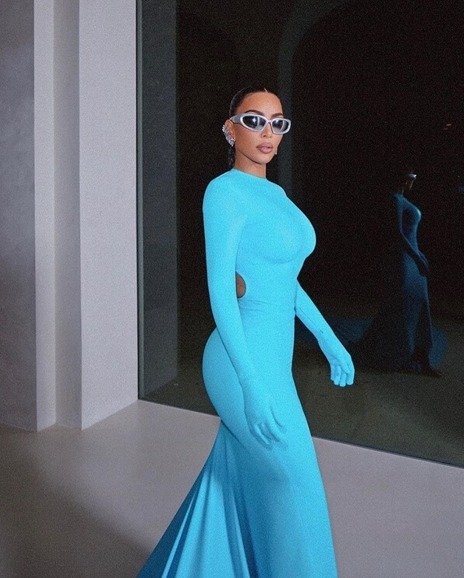 Kim Kardashian usando vestido azul 