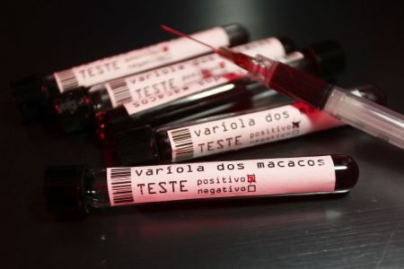 banco de imagem ampola e seringa teste variola macaco monkeypox saude doença