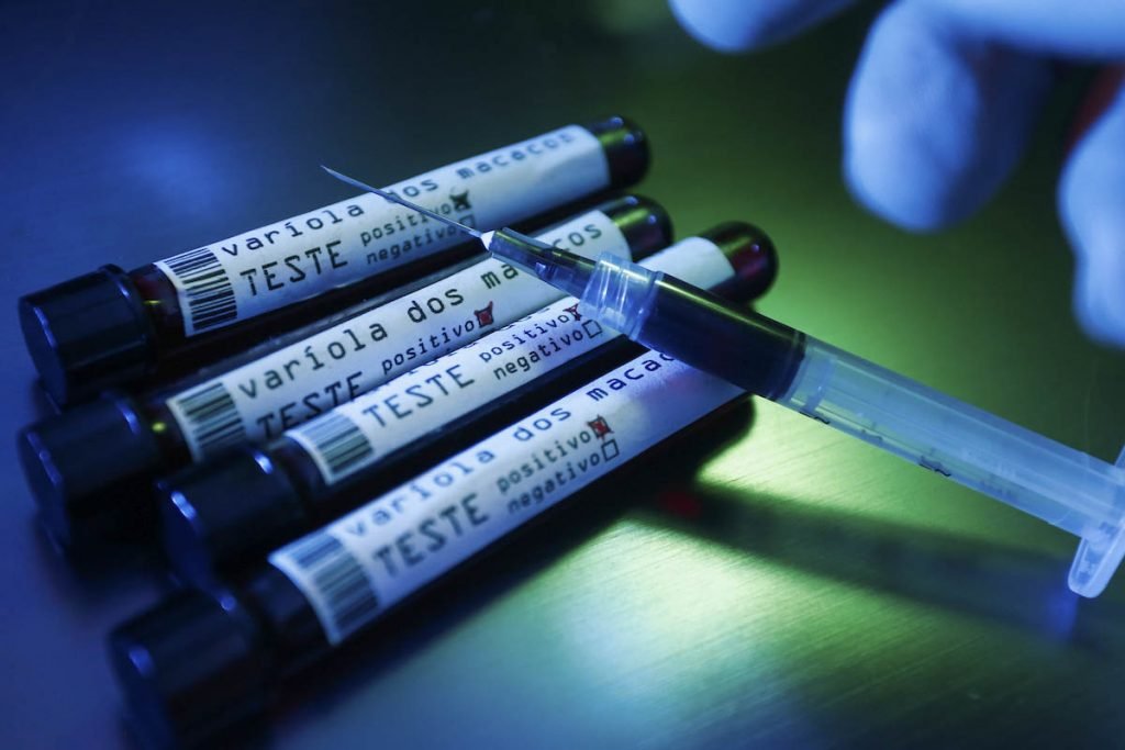 banco de imagem seringa ampola teste variola macaco monkeypox saude doença