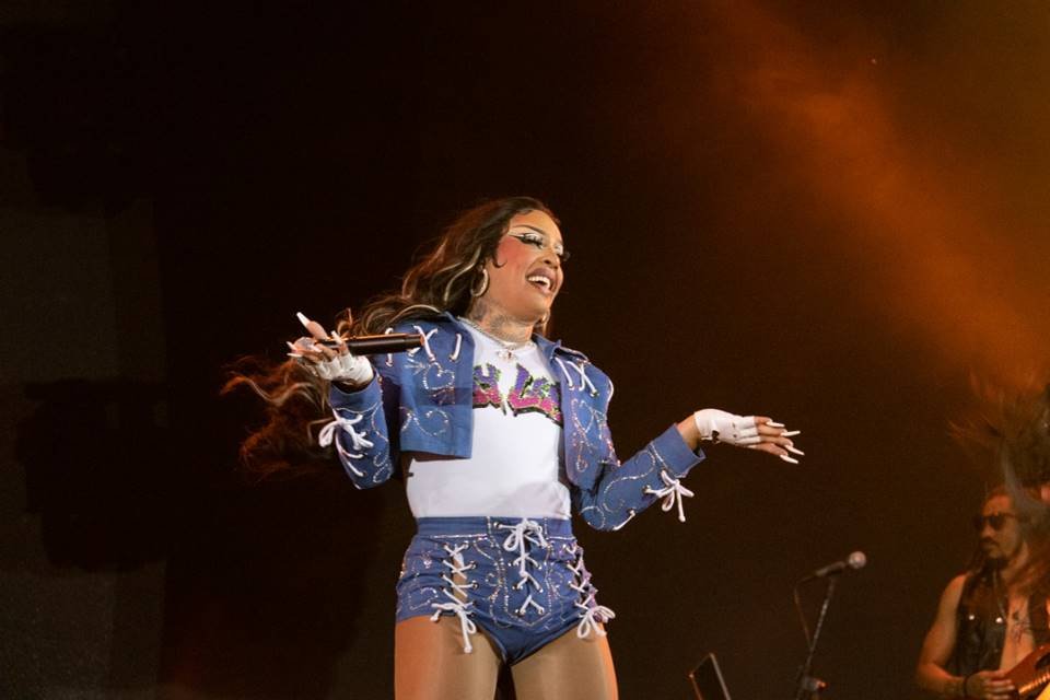 Glória Groove se apresenta no Na Praia