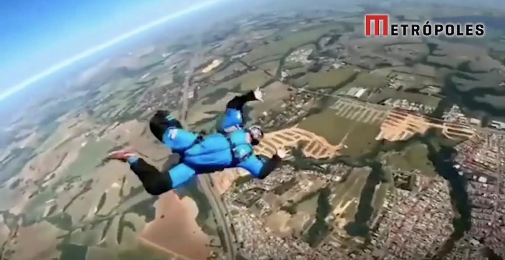 Assista: Vídeo mostra velame de paraquedas caindo e assusta