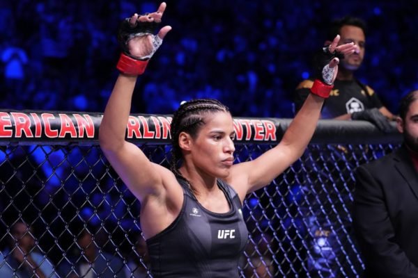 Julianna Peña nega cirurgia plástica após luta com Amanda Nunes