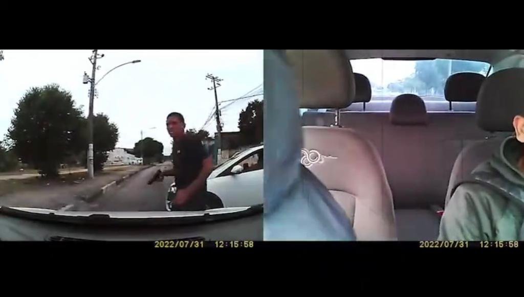 Câmera flagra assalto em carro de aplicativo no Rio
