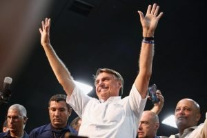 Presidente Jair Bolsonaro abre os braços e cumprimenta o publico durante convenção que lançou candidatura de seu ex-líder na Câmara dos Deputados, Major Vitor Hugo , ao Governo de Goiás