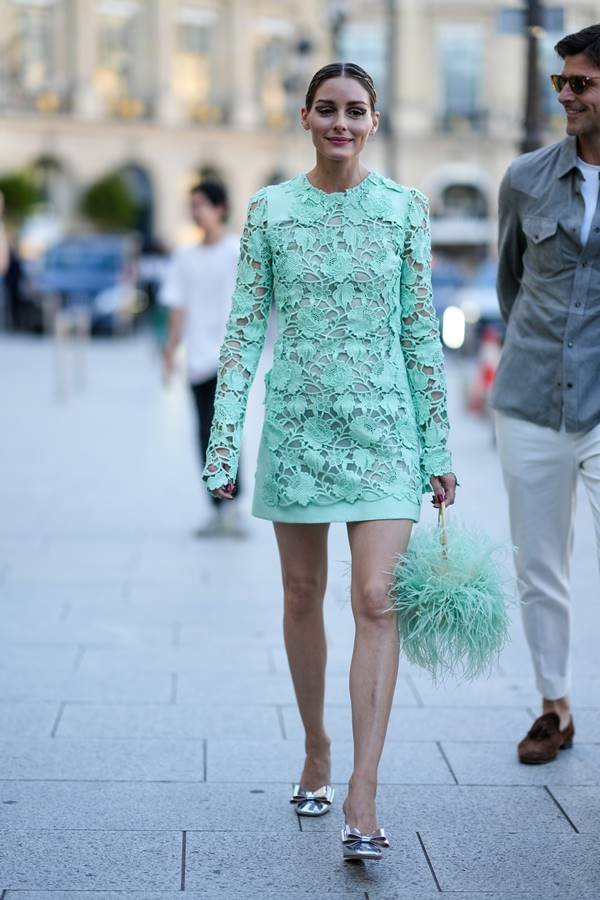 Olivia Palermo, no street style, usa vestido verde de renda