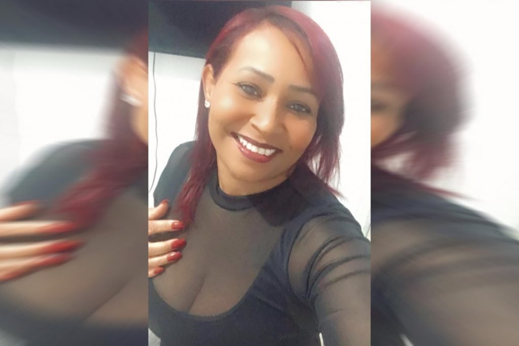 mulher com roupa preta e cabelo vermelho