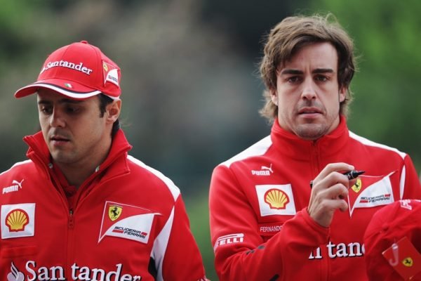 Imagem colorida de Felipe Massa e Fernando Alonso pela Ferrari