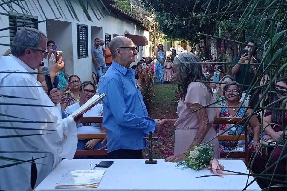 casal de idosos se casa em lar de idosos em goiás