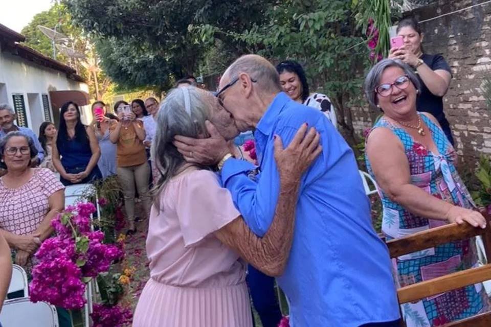 casal de idosos se casa em lar de idosos em goiás