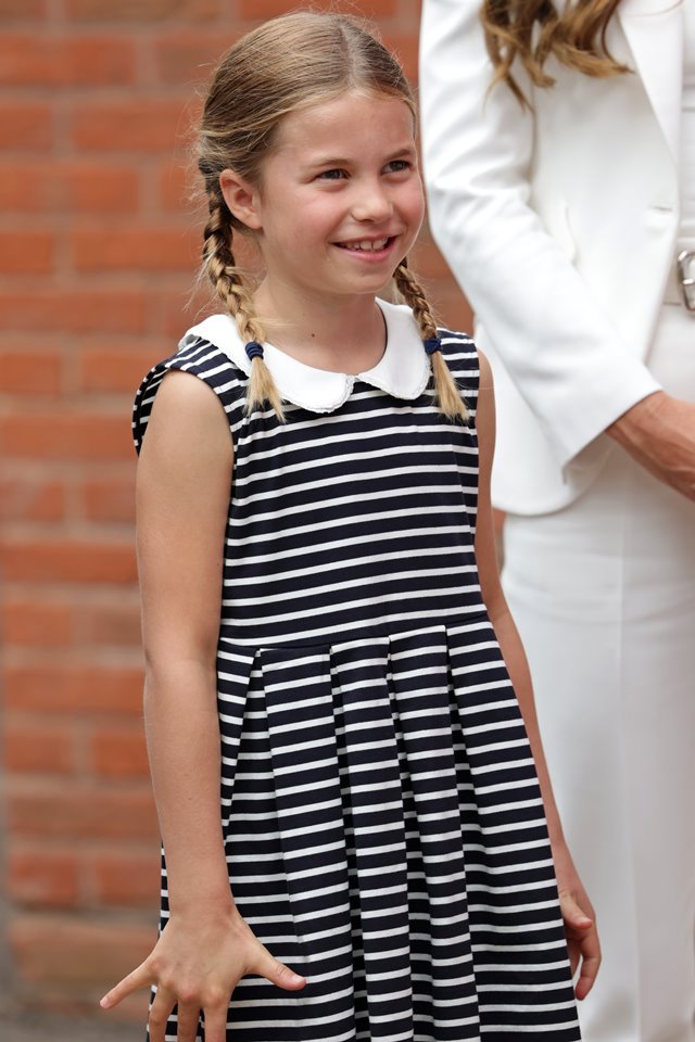 Foto colorida. Menina com tranças e vestido listrado-Metrópoles