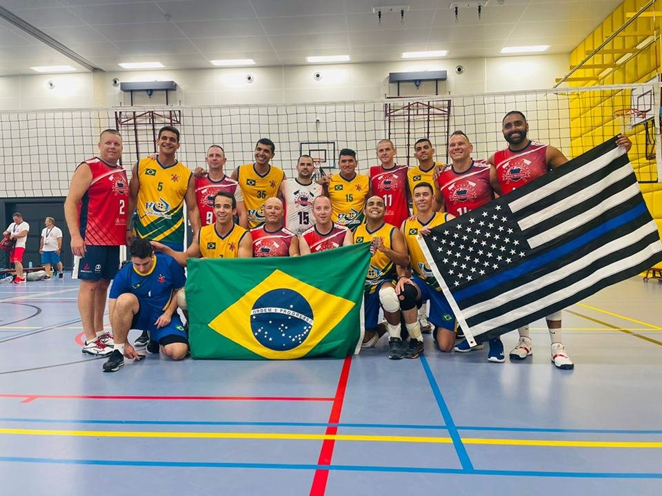Delegação de atletas enfileirados